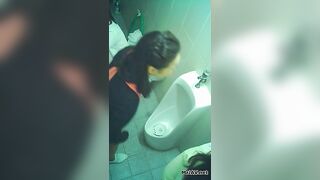 Quay lén 3 e gái đi wc
