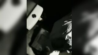 Dâm nữ, đi làm xong trốn vào nhà vệ sinh vừa xem phim sex vừa thủ dâm