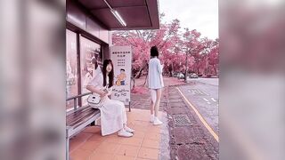 Em gái bắn tung tóe