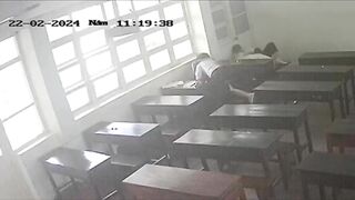 Học sinh chơi luôn trong lớp học
