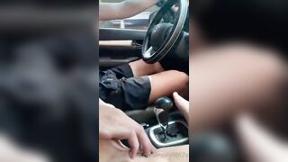 Vừa lái xe vừa móc lồn em yêu