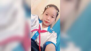 Học sinh đeo khăn đỏ thủ dâm dưa chuột