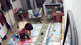 Tranh thủ buổi cuối tuần con về nhà nội chơi 2 vk ck địt cho dễ ngủ😁, ai dè lộ clip