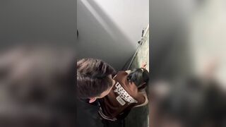 Clip sex quay lén 2 em Gen Z trốn nhà vệ sinh chịch