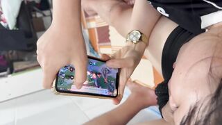 Clip sex quay lén 2 em Gen Z trốn nhà vệ sinh chịch 2