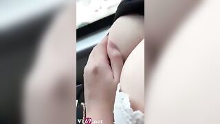 Ngồi trên xe khách về quê bắt em đồng hương dâm đãng cởi áo để anh nghịch vú