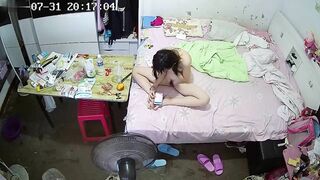 Có bố ở đó mà vẫn nằm phơi lồn, muốn bố nó đụ nó lắm rồi