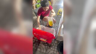 Em bán trà chanh siêu múp