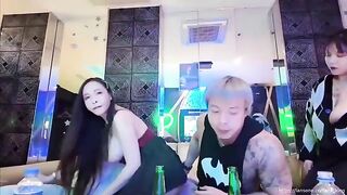 超真实黑亚当soreal直击传播妹现场娃娃叫上闺蜜L奶面包小姐姐打团 bar karaoke