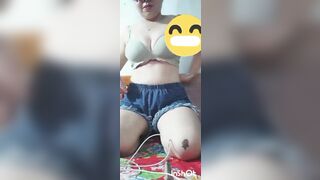 Chị gái ở nhà một mình nứng lồn quá nên gọi video call để cùng nhau thủ dâm