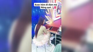 Chị MC có Cặp Vú Cực xinh