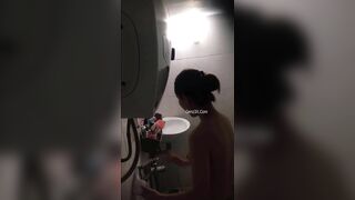 Quay Trộm Em Xóm Trọ Vừa Tắm Vừa Hát Vui Vẻ