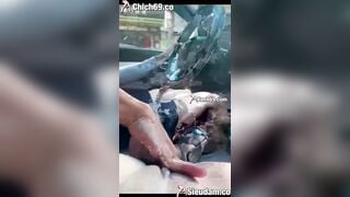 vừa lái oto 1 tay cầm vô lăng 1 tay ngồi móc bím em ny đang chổng lồn lên