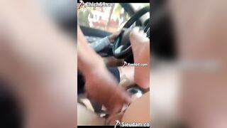 vừa lái oto 1 tay cầm vô lăng 1 tay ngồi móc bím em ny đang chổng lồn lên