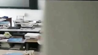 Cả lớp đi ăn trưa, còn 2 đứa này ở lớp ăn nhau thì bị quay lén