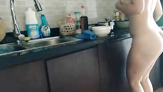 Lấy sex toy trong lồn khuấy rau cho anh ăn