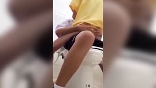 Em Học Sinh Love 10 Lồn Mới Mọc Lông Đã Dắt Nhau Vô Wc Trường Địt Ầm Ầm