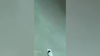 Đang xoa bướm thì em vào 😂