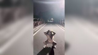 Ra giữa đường khoả thân xong bú cu người lạ