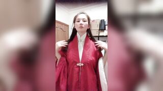 Em gái cởi đồ chúc buổi sáng tốt lành bằng thủ dâm bắn nước