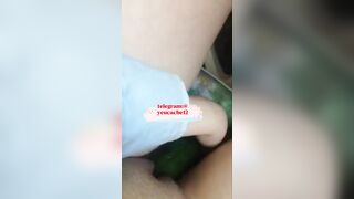 CON EM GÁI 0 LÔNG MÀ NÓ THỦ BẰNG DƯA RỒI CHO THAWNHF ANH TRAI ĂN