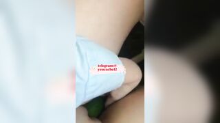CON EM GÁI 0 LÔNG MÀ NÓ THỦ BẰNG DƯA RỒI CHO THAWNHF ANH TRAI ĂN