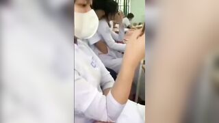 Ngồi trong lớp mà thằng bạn cũng không tha nữa🤩🥰😚