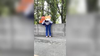 Em học sinh mê public ở trường học sau lưng bác lao công