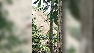 Đôi nam nữ lên núi nghỉ lễ rồi hoà mình vào thiên nhiên ngay trên đống cát