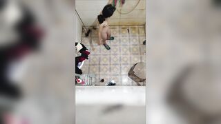 Quay lén cháu gái tắm 2