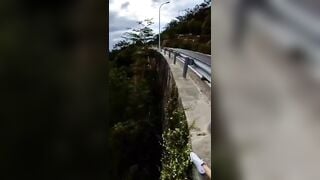 Em gái biker public thủ dâm ngoài đèo