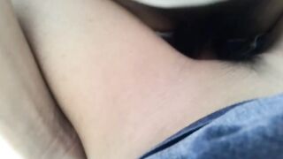 Dẫn con gái chị hàng xóm vào căn nhà hoang, vừa bú buồi vừa sợ vl
