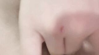 cận cảnh bé nghịch ra nước nè!