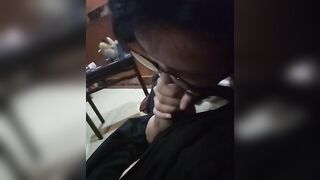 Con em gái tới tuổi động dục, bố mẹ vừa ra ngoài lôi con cu ra bú lấy bú để