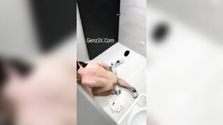 Địt Con Bạn Thân Say Xỉn Trong Toilett