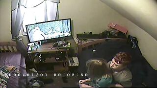 Bố mẹ đi làm check cam thấy 2 đứa đè nhau ra địt