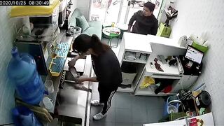 Biến thái VN sục trước mặt nhân viên quán nước, quá nhục mặt cho nam thanh niên