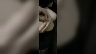 Quấy rối gái trẻ trong thang máy