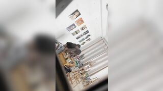 Quay lén cô giáo dạy vẽ tăng thưởng cho em học sinh vẽ đẹp nhất lớp