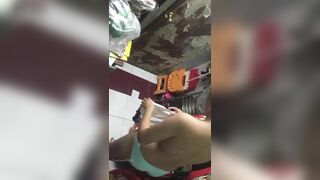 Quay lén em gái mới lớn thay đồ đi học