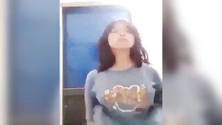 Em gái thủ dam khi bame vắng nhà