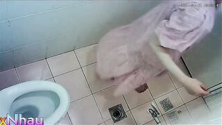 Quay lén vợ bạn tắm bị phát hiện
