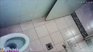 Quay lén vợ bạn tắm bị phát hiện