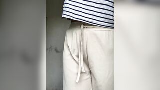 nuwng quá dang nau cơm vẫn phải ra khoe hàng khi nhà vẫn còn người