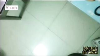 Anh trai trèo tường vào ký túc xá nữ
