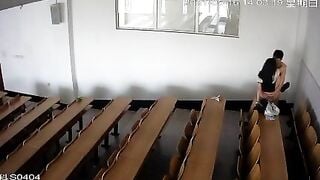 Quay lén 2 em sinh viên chơi nhau trong lớp