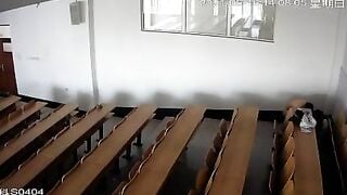 Quay lén 2 em sinh viên chơi nhau trong lớp
