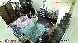 Em gái mới lớn bị cha đặt cam quay lén trông quá kích thích