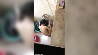 2 em gái về quê nghỉ lễ bị hàng xóm quay lén