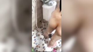 Bất ngờ mở cửa vào tắm chung với cô bạn thân